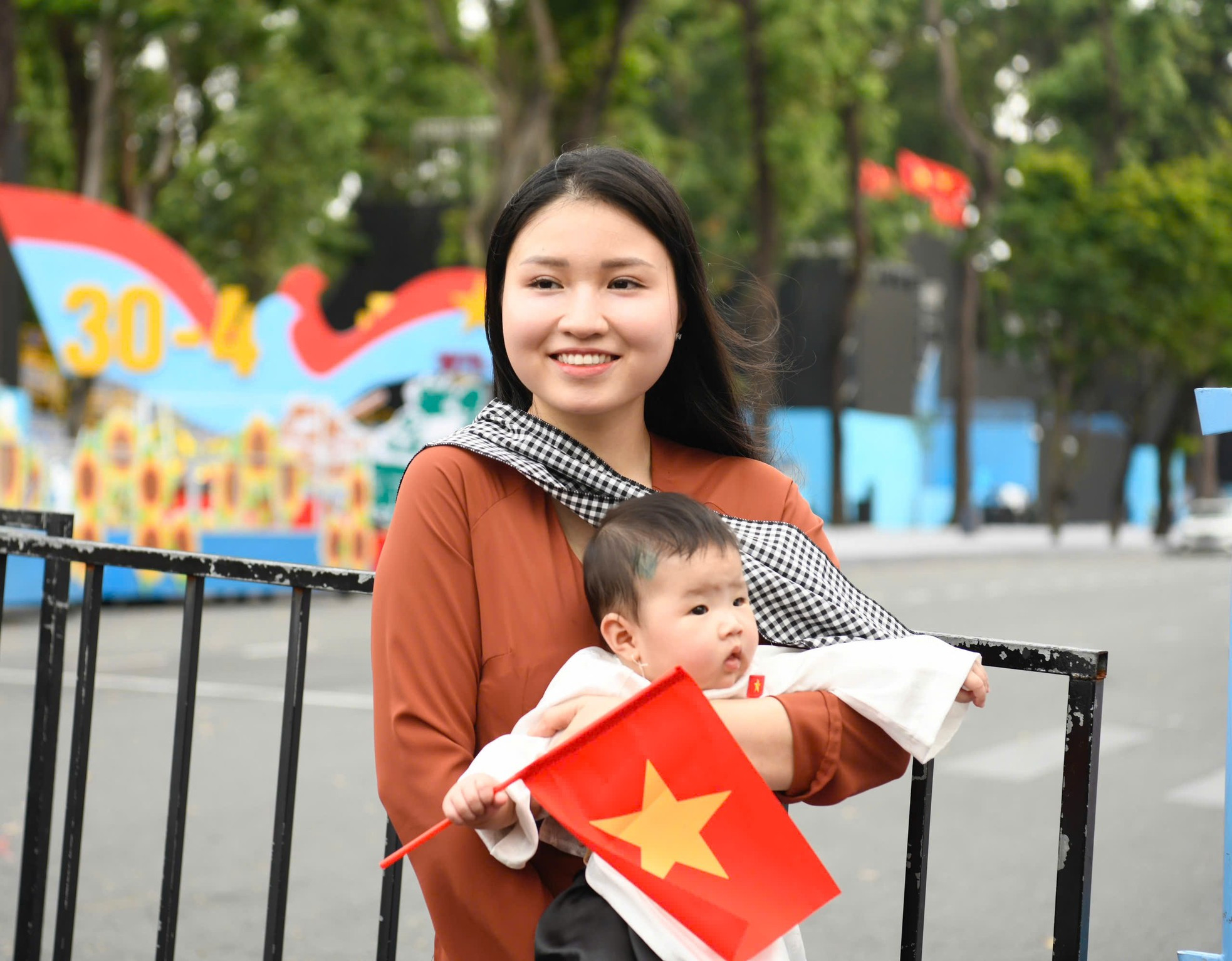 Người dân phủ kín đường Lê Duẩn chờ đại lễ 30/4 ảnh 2