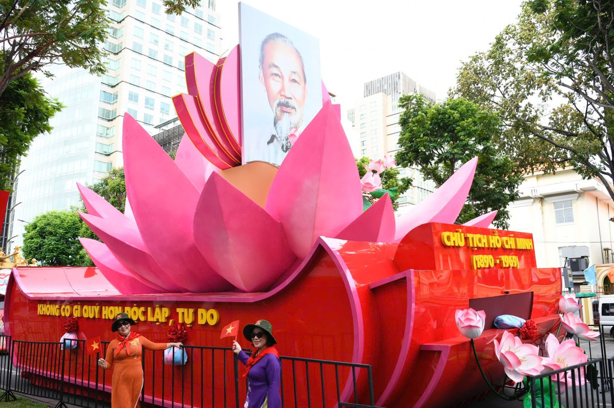 Người dân phủ kín đường Lê Duẩn chờ đại lễ 30/4 ảnh 19