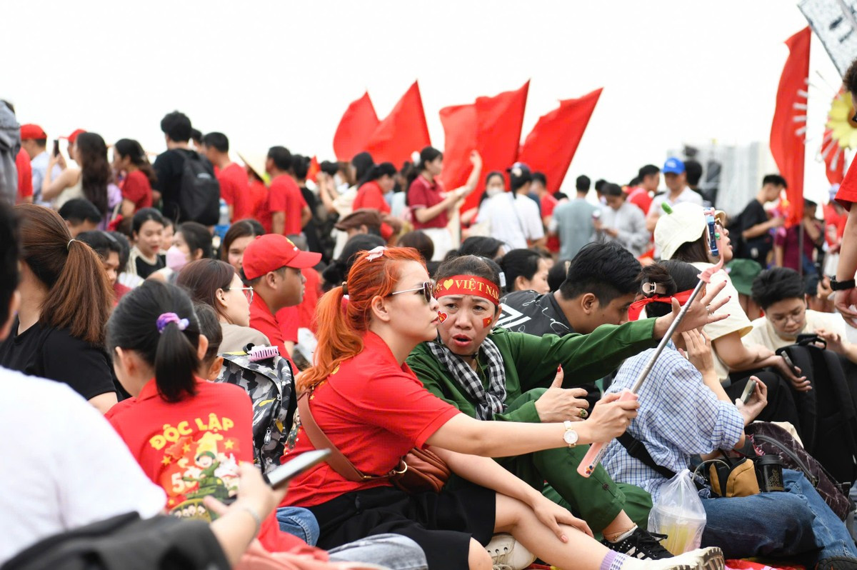 Người dân phủ kín đường Lê Duẩn chờ đại lễ 30/4 ảnh 12