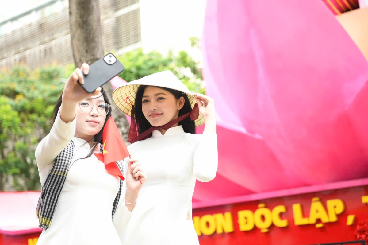 Người dân phủ kín đường Lê Duẩn chờ đại lễ 30/4 ảnh 8