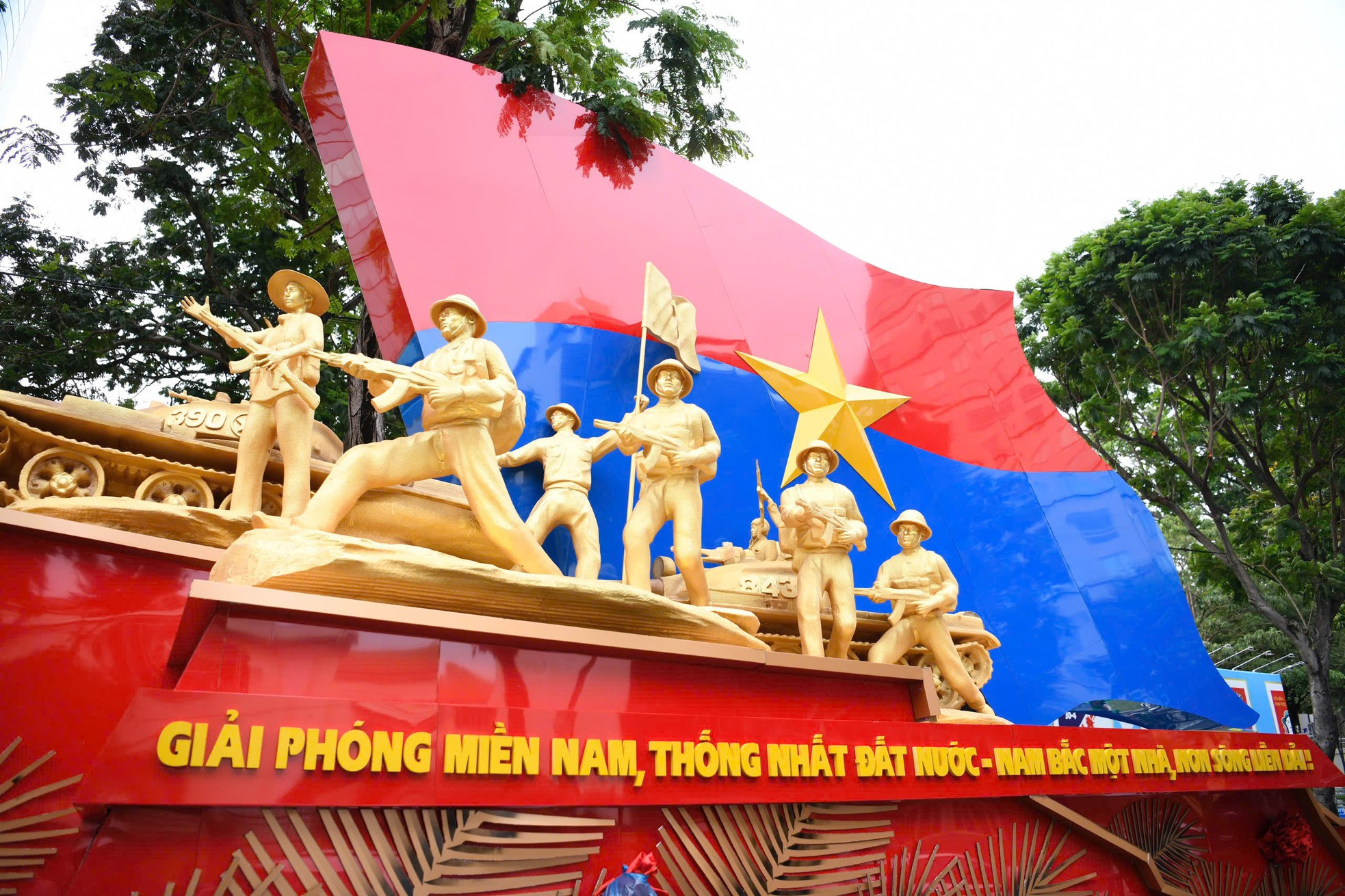 Người dân phủ kín đường Lê Duẩn chờ đại lễ 30/4 ảnh 18