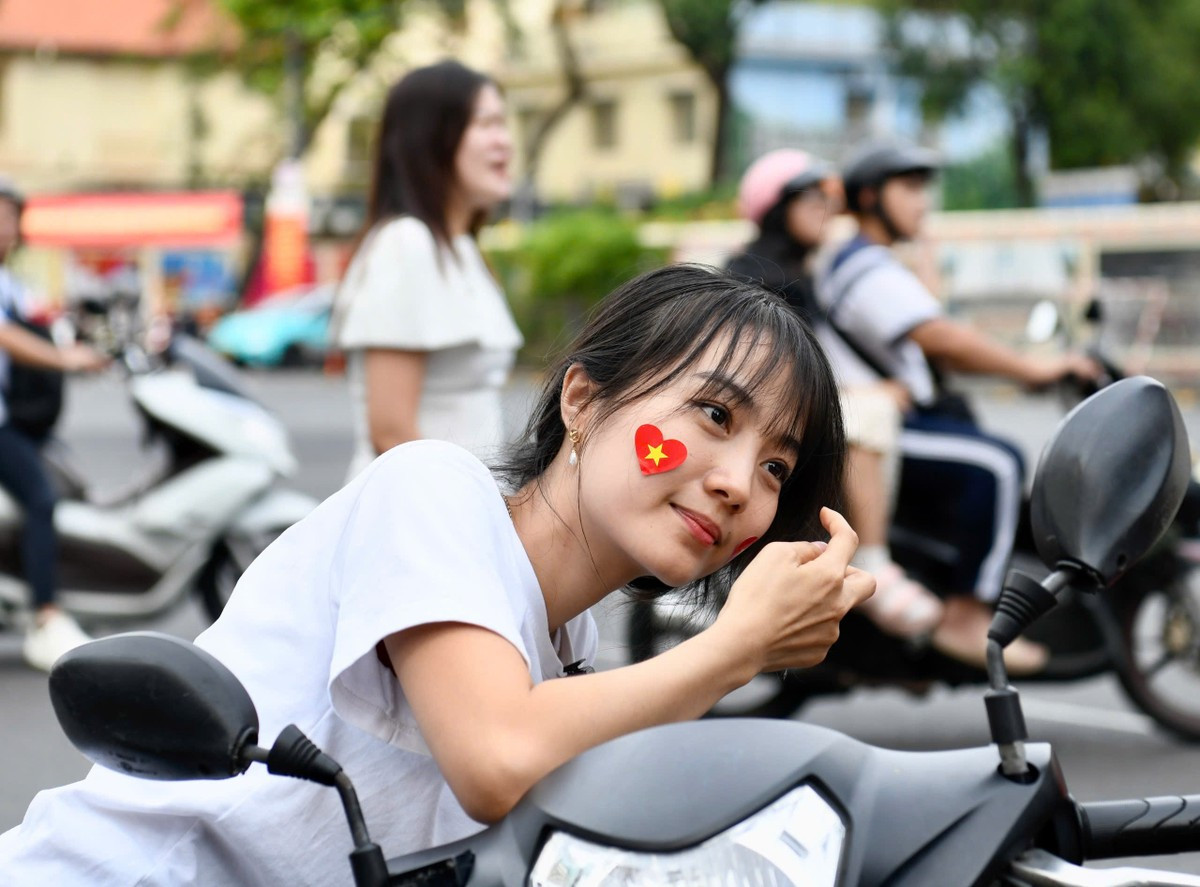 Người dân phủ kín đường Lê Duẩn chờ đại lễ 30/4 ảnh 6