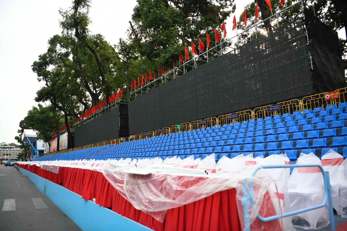 Người dân phủ kín đường Lê Duẩn chờ đại lễ 30/4 ảnh 16