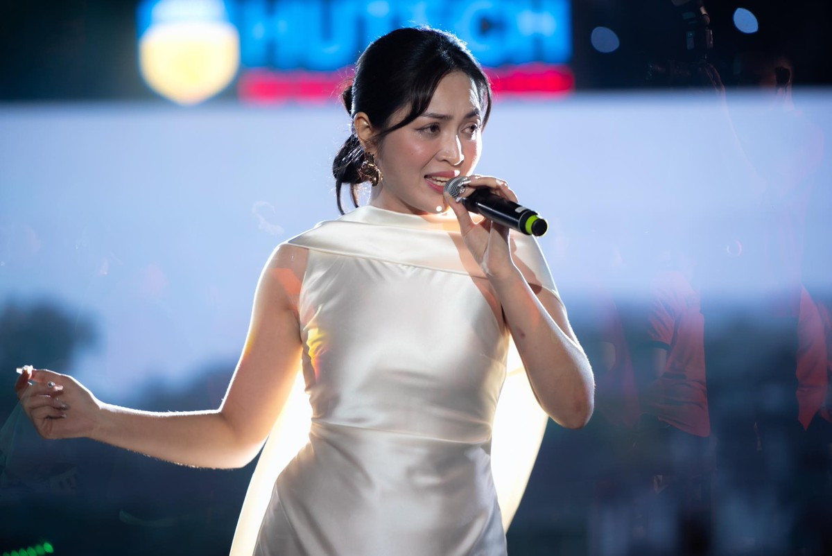 Nữ ca sĩ chạy 5 show một ngày nhờ ca khúc 2 tỷ view dịp đại lễ 30/4 ảnh 3