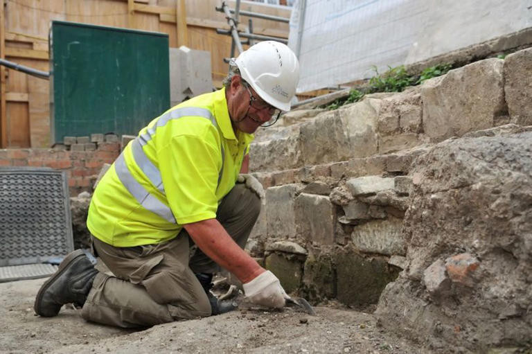 Phát hiện hơn 300 ngôi mộ cổ dưới cửa hàng bách hóa cũ- Ảnh 1.