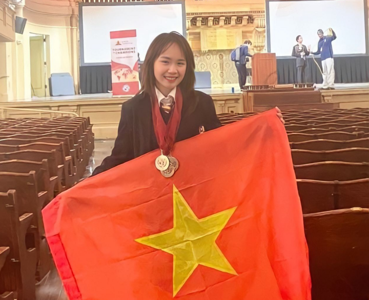 Khánh Linh giành huy chương vàng hạng mục viết luận tại vòng chung kết World Scholar’s Cup 2022. (Ảnh: NVCC)