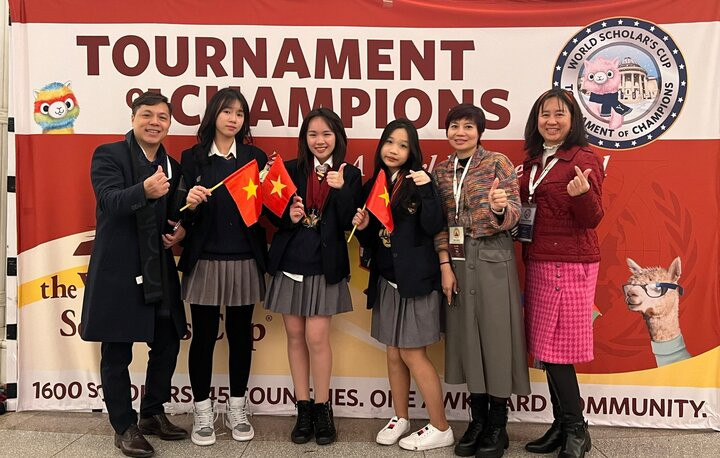 Khánh Linh cùng thầy cô và bạn bè. (Ảnh: NVCC)