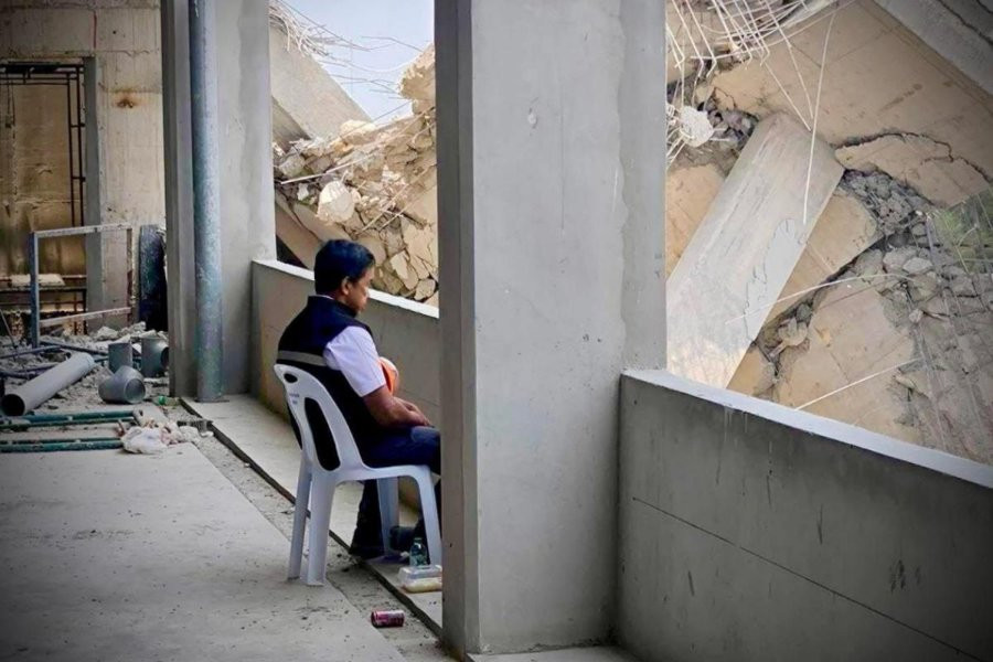 Bức ảnh người đàn ông ngồi thất thần nhìn toà nhà đổ nát sau trận động đất ở Bangok viral toàn mạng, phóng to cận cảnh bên dưới càng bất ngờ- Ảnh 1.