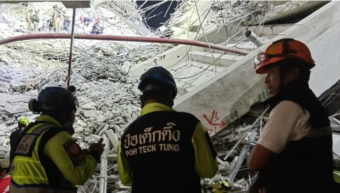 Bức ảnh người đàn ông ngồi thất thần nhìn toà nhà đổ nát sau trận động đất ở Bangok viral toàn mạng, phóng to cận cảnh bên dưới càng bất ngờ- Ảnh 3.