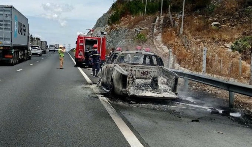 Ô tô bán tải bốc cháy dữ dội, trơ khung trên cao tốc Dầu Giây Phan Thiết..jpg