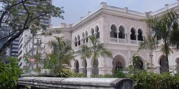 Cuộc sống như nữ hoàng trong siêu dinh thự của