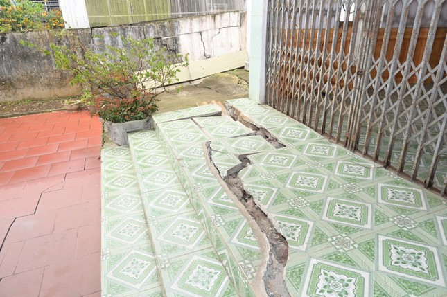 Đường sụt trượt, nhà nứt toác, nhiều hộ dân ở TP Lào Cai phải di dời khẩn cấp- Ảnh 5.