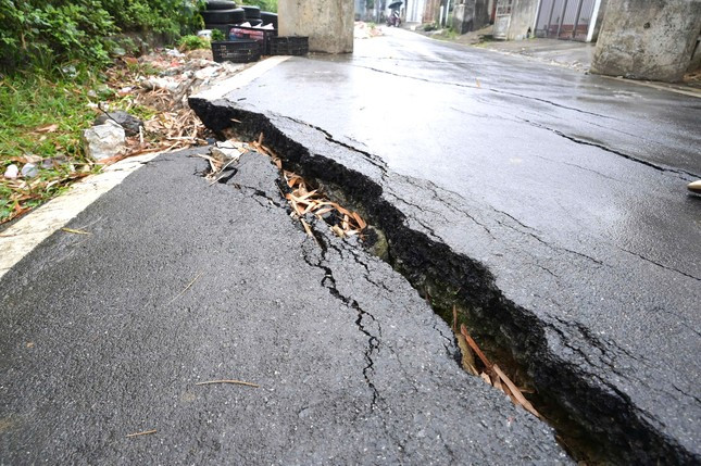 Đường sụt trượt, nhà nứt toác, nhiều hộ dân ở TP Lào Cai phải di dời khẩn cấp- Ảnh 6.