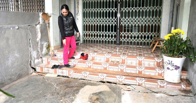 Đường sụt trượt, nhà nứt toác, nhiều hộ dân ở TP Lào Cai phải di dời khẩn cấp- Ảnh 3.