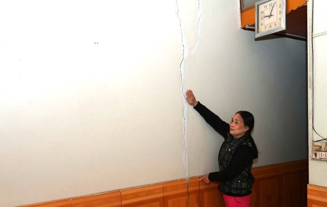 Đường sụt trượt, nhà nứt toác, nhiều hộ dân ở TP Lào Cai phải di dời khẩn cấp- Ảnh 4.