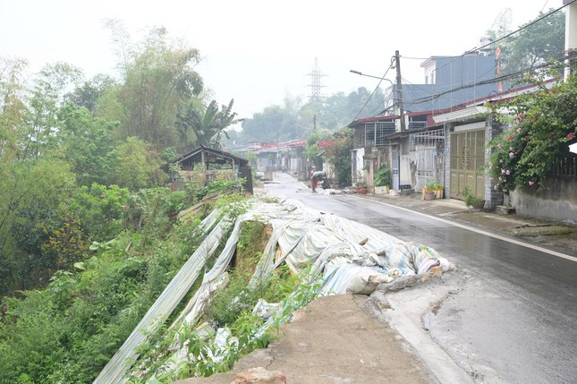 Đường sụt trượt, nhà nứt toác, nhiều hộ dân ở TP Lào Cai phải di dời khẩn cấp- Ảnh 8.