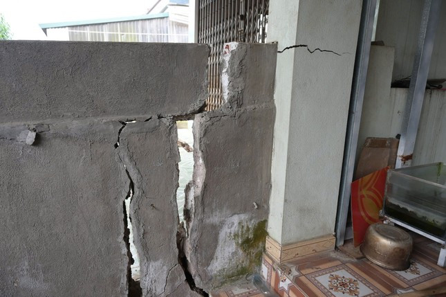 Đường sụt trượt, nhà nứt toác, nhiều hộ dân ở TP Lào Cai phải di dời khẩn cấp- Ảnh 2.