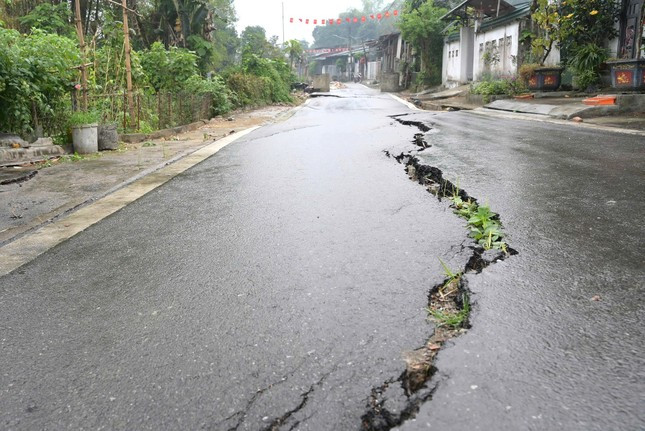 Đường sụt trượt, nhà nứt toác, nhiều hộ dân ở TP Lào Cai phải di dời khẩn cấp- Ảnh 7.