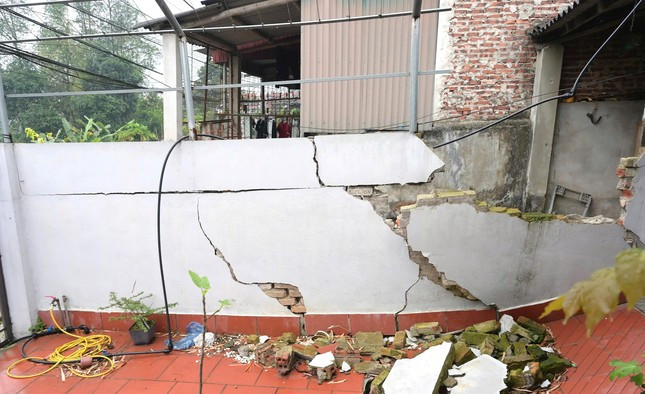 Đường sụt trượt, nhà nứt toác, nhiều hộ dân ở TP Lào Cai phải di dời khẩn cấp- Ảnh 1.