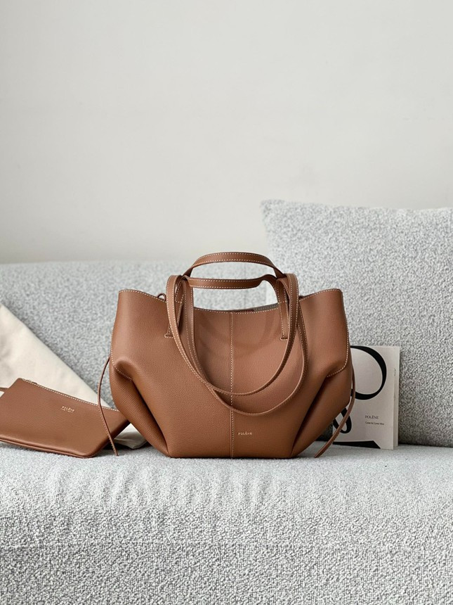 Hoa hậu Đỗ Thị Hà đụng hàng mẫu túi