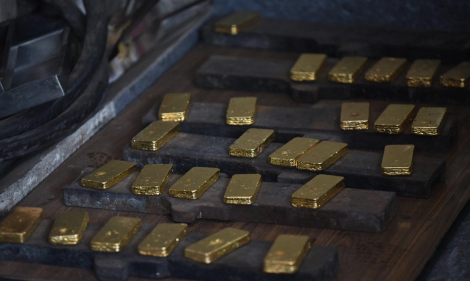 Tịch thu hơn 360 kg vàng trị giá 945 tỷ đồng trong thùng hàng các tông, ngụy trang dưới vỏ bọc má phanh xe máy- Ảnh 1.