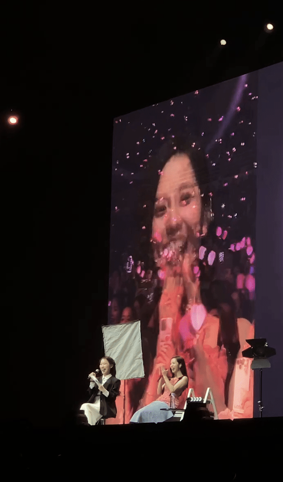 Xôn xao tấm bảng BTC nhắc nhở Khánh Vy nhiều lần khi cô dùng tiếng Hàn giao tiếp với Jisoo thay vì tiếng Việt- Ảnh 1.