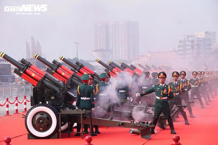 Ảnh đẹp loạt bắn pháo lễ ở bến Bạch Đằng. (Ảnh: Lương Ý)