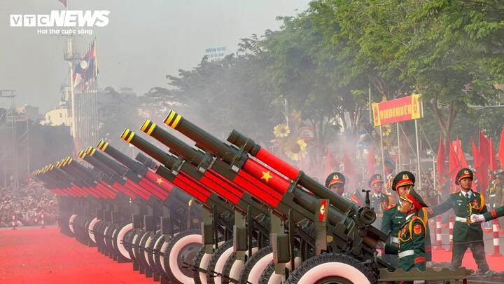 Loạt đại bác rền vang sáng 30/4 trên bến Bạch Đằng mừng Kỷ niệm 50 năm ngày Giải phóng miền Nam, thống nhất đất nước. (Ảnh: Thy Huệ)