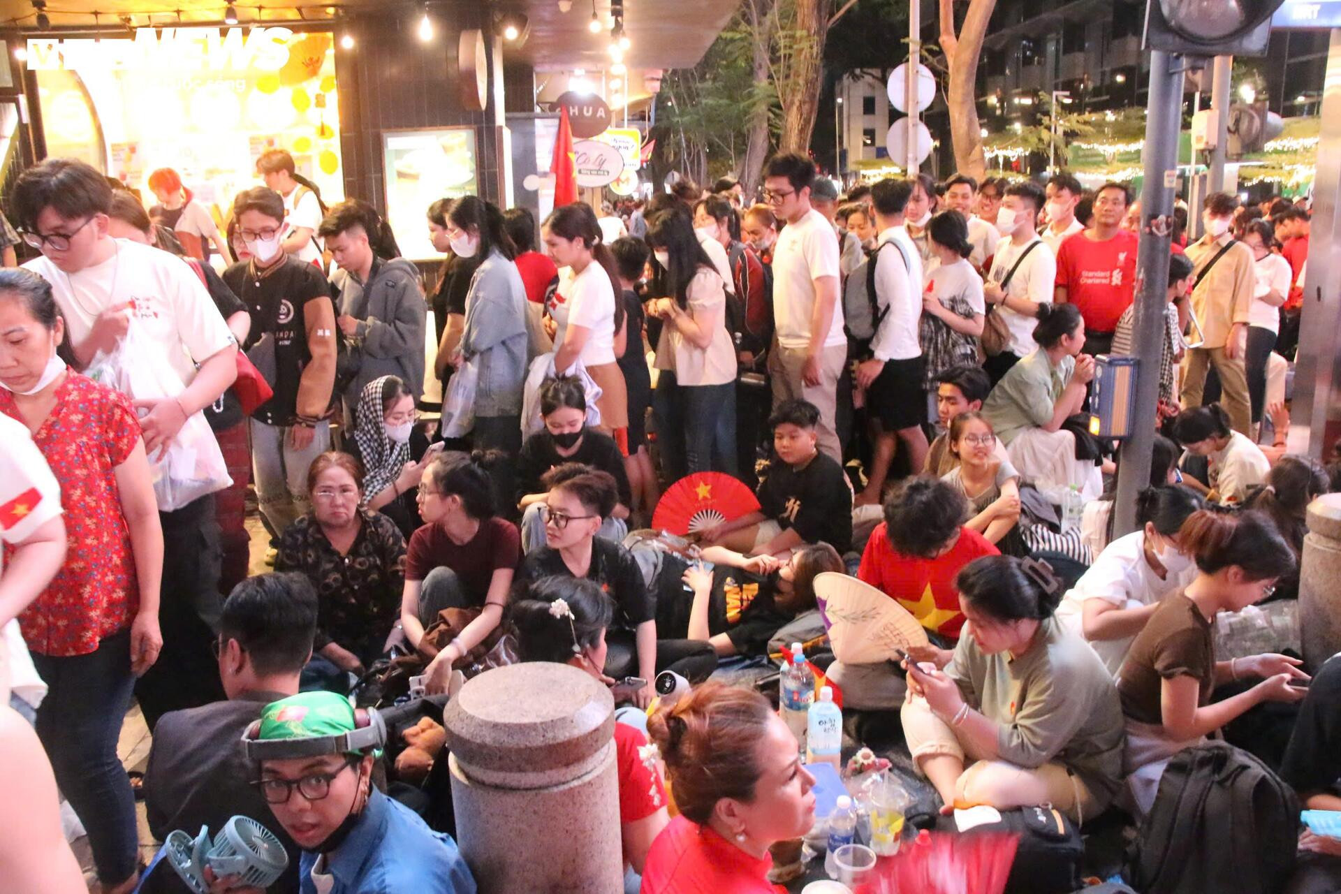 Biển người thức xuyên đêm chờ diễu binh 30/4 ở trung tâm TP.HCM - 8