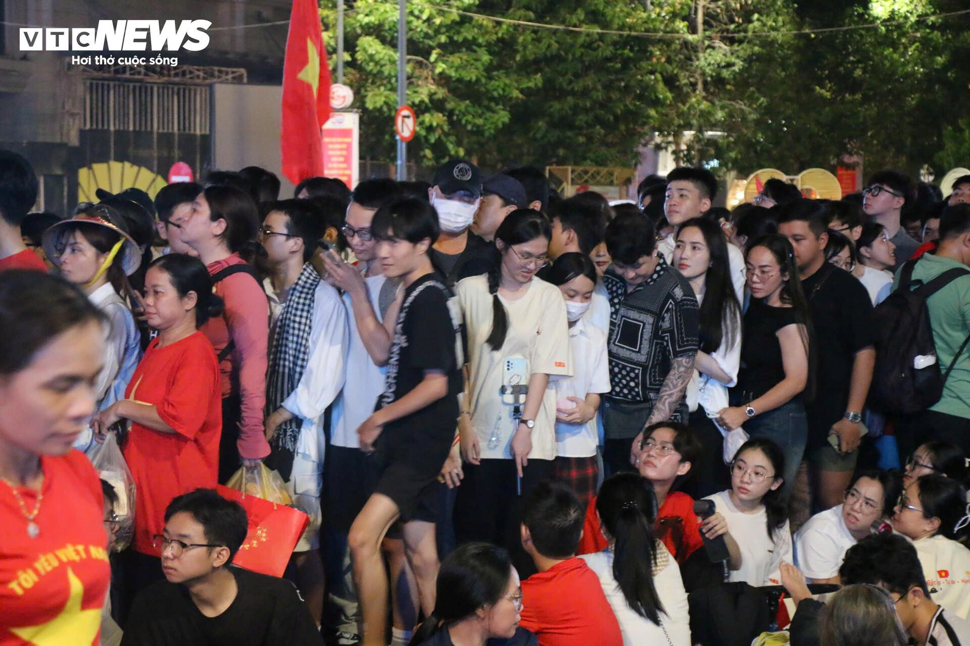 Biển người thức xuyên đêm chờ diễu binh 30/4 ở trung tâm TP.HCM - 9