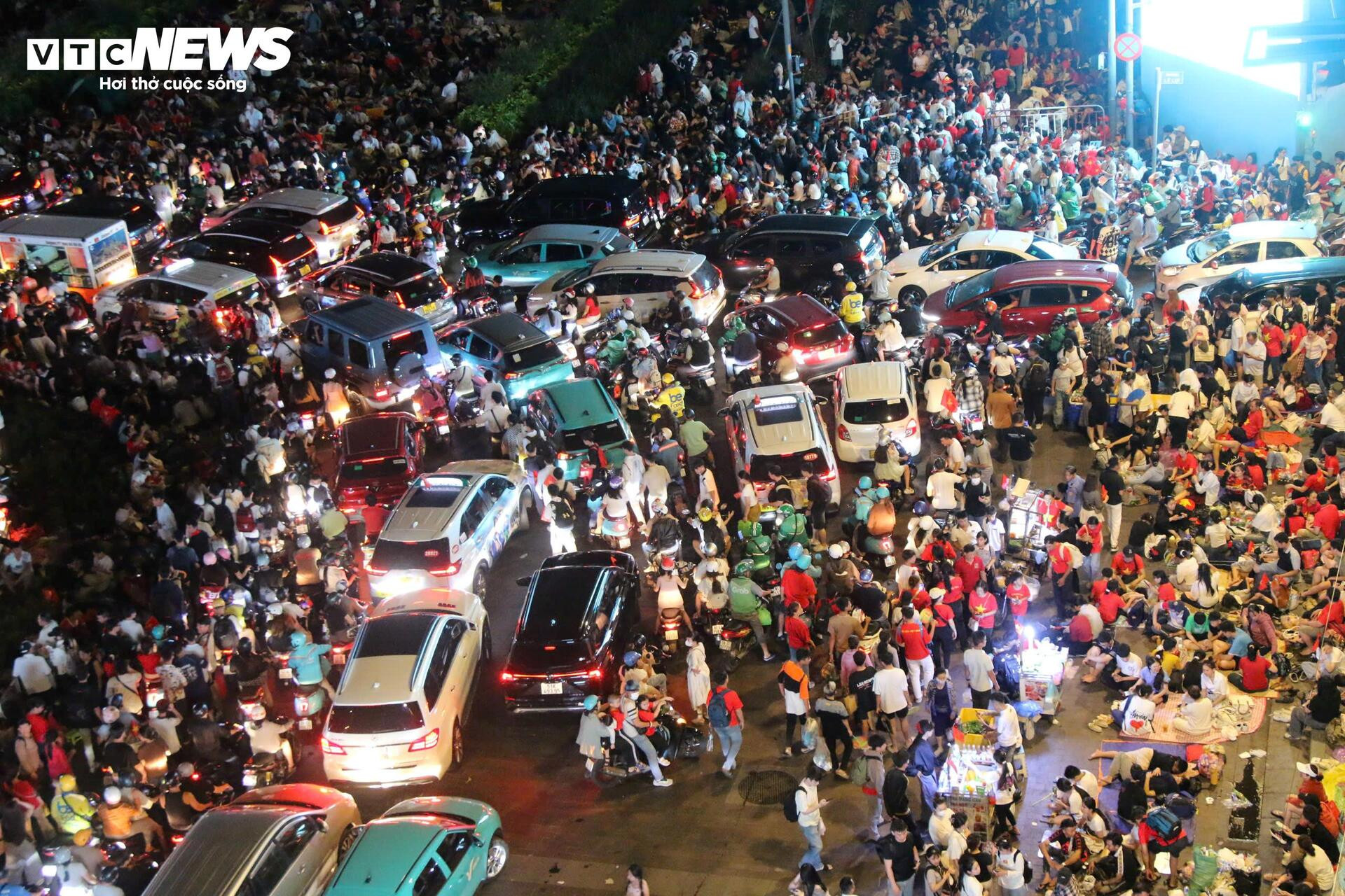 Biển người thức xuyên đêm chờ diễu binh 30/4 ở trung tâm TP.HCM - 2