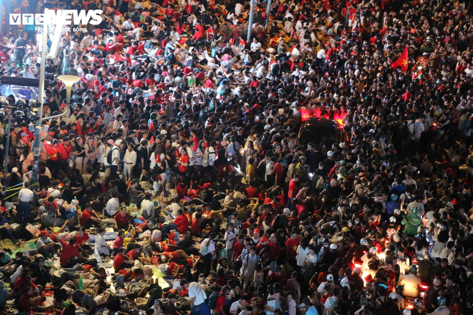 Biển người thức xuyên đêm chờ diễu binh 30/4 ở trung tâm TP.HCM - 4