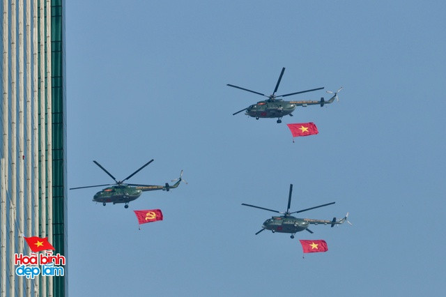 Cận cảnh loạt trực thăng kéo cờ bay qua vùng trời Dinh Độc Lập, tiêm kích Su-30KM2 thả bẫy nhiệt cực mãn nhãn- Ảnh 2.