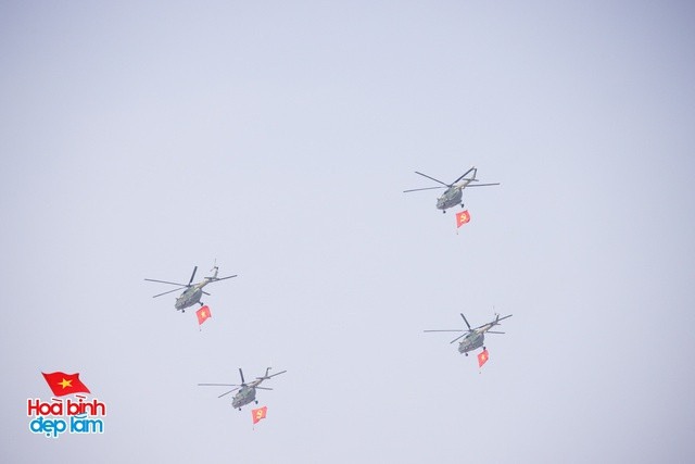 Cận cảnh loạt trực thăng kéo cờ bay qua vùng trời Dinh Độc Lập, tiêm kích Su-30KM2 thả bẫy nhiệt cực mãn nhãn- Ảnh 3.
