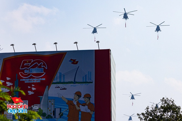 Cận cảnh loạt trực thăng kéo cờ bay qua vùng trời Dinh Độc Lập, tiêm kích Su-30KM2 thả bẫy nhiệt cực mãn nhãn- Ảnh 4.