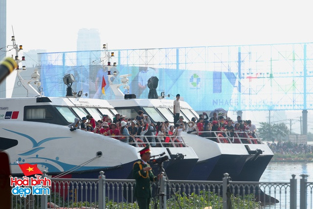 Cận cảnh loạt trực thăng kéo cờ bay qua vùng trời Dinh Độc Lập, tiêm kích Su-30KM2 thả bẫy nhiệt cực mãn nhãn- Ảnh 20.