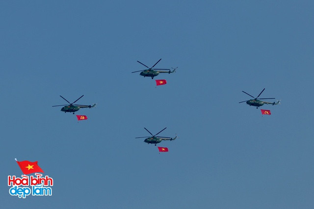 Cận cảnh loạt trực thăng kéo cờ bay qua vùng trời Dinh Độc Lập, tiêm kích Su-30KM2 thả bẫy nhiệt cực mãn nhãn- Ảnh 1.
