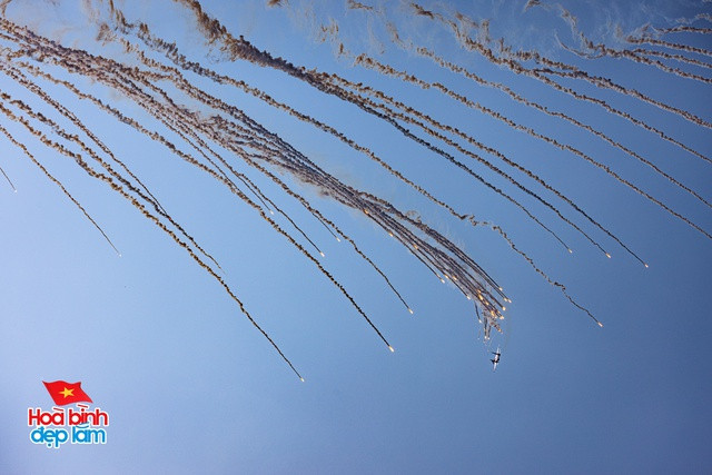 Cận cảnh loạt trực thăng kéo cờ bay qua vùng trời Dinh Độc Lập, tiêm kích Su-30KM2 thả bẫy nhiệt cực mãn nhãn- Ảnh 14.