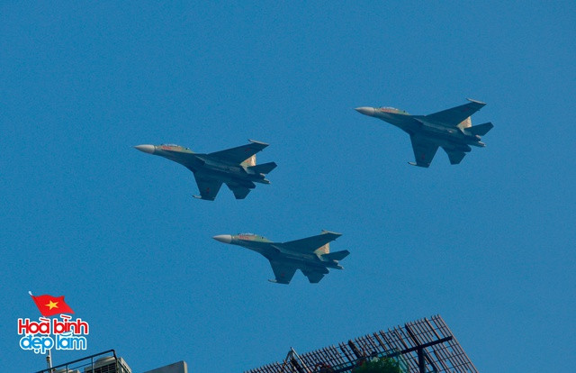 Cận cảnh loạt trực thăng kéo cờ bay qua vùng trời Dinh Độc Lập, tiêm kích Su-30KM2 thả bẫy nhiệt cực mãn nhãn- Ảnh 9.