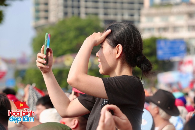 Cận cảnh loạt trực thăng kéo cờ bay qua vùng trời Dinh Độc Lập, tiêm kích Su-30KM2 thả bẫy nhiệt cực mãn nhãn- Ảnh 19.