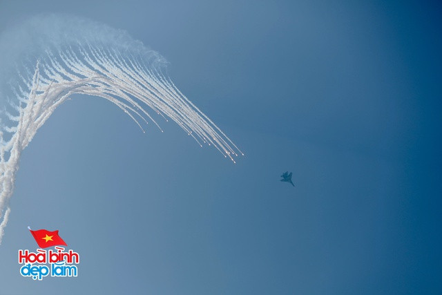 Cận cảnh loạt trực thăng kéo cờ bay qua vùng trời Dinh Độc Lập, tiêm kích Su-30KM2 thả bẫy nhiệt cực mãn nhãn- Ảnh 12.