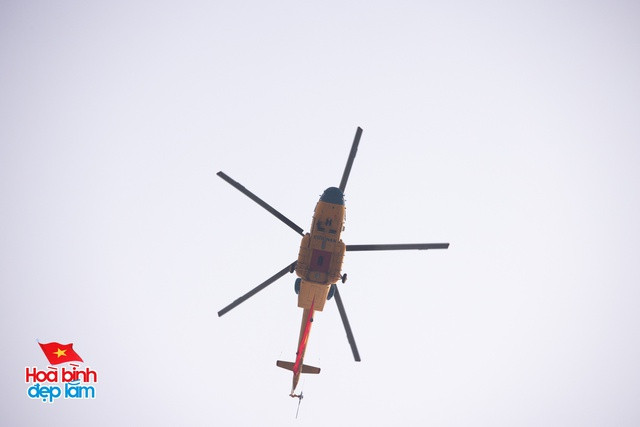 Cận cảnh loạt trực thăng kéo cờ bay qua vùng trời Dinh Độc Lập, tiêm kích Su-30KM2 thả bẫy nhiệt cực mãn nhãn- Ảnh 7.