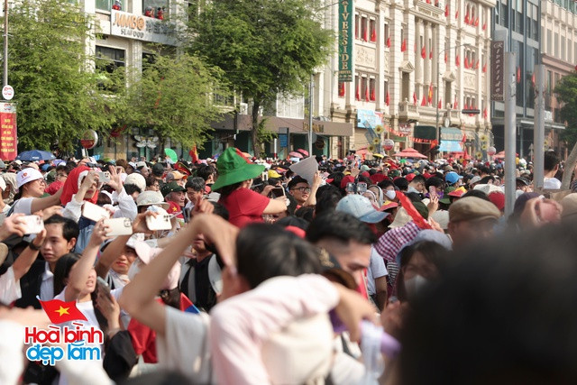 Cận cảnh loạt trực thăng kéo cờ bay qua vùng trời Dinh Độc Lập, tiêm kích Su-30KM2 thả bẫy nhiệt cực mãn nhãn- Ảnh 21.