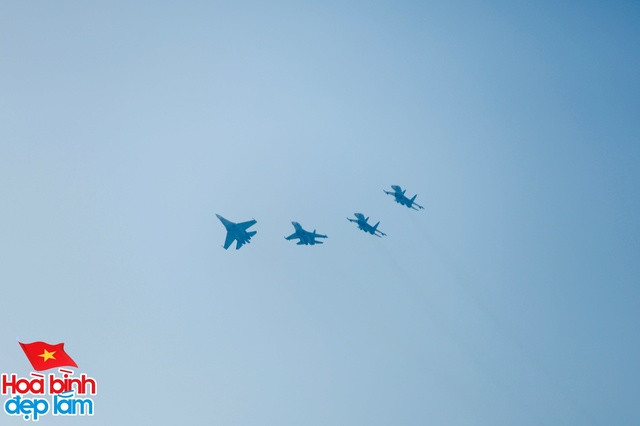 Cận cảnh loạt trực thăng kéo cờ bay qua vùng trời Dinh Độc Lập, tiêm kích Su-30KM2 thả bẫy nhiệt cực mãn nhãn- Ảnh 17.