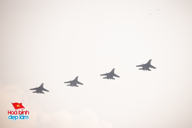 Cận cảnh loạt trực thăng kéo cờ bay qua vùng trời Dinh Độc Lập, tiêm kích Su-30KM2 thả bẫy nhiệt cực mãn nhãn- Ảnh 16.