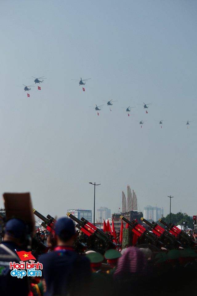 Cận cảnh loạt trực thăng kéo cờ bay qua vùng trời Dinh Độc Lập, tiêm kích Su-30KM2 thả bẫy nhiệt cực mãn nhãn- Ảnh 18.