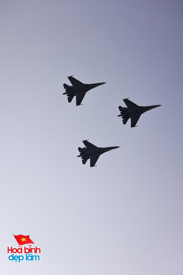 Cận cảnh loạt trực thăng kéo cờ bay qua vùng trời Dinh Độc Lập, tiêm kích Su-30KM2 thả bẫy nhiệt cực mãn nhãn- Ảnh 15.