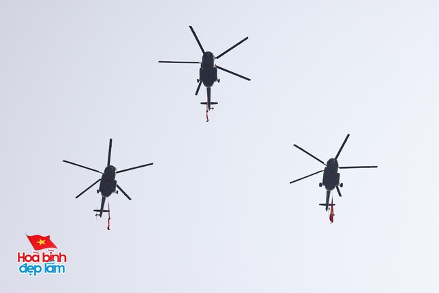 Cận cảnh loạt trực thăng kéo cờ bay qua vùng trời Dinh Độc Lập, tiêm kích Su-30KM2 thả bẫy nhiệt cực mãn nhãn- Ảnh 6.