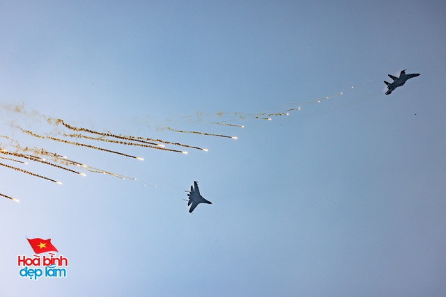 Cận cảnh loạt trực thăng kéo cờ bay qua vùng trời Dinh Độc Lập, tiêm kích Su-30KM2 thả bẫy nhiệt cực mãn nhãn- Ảnh 13.