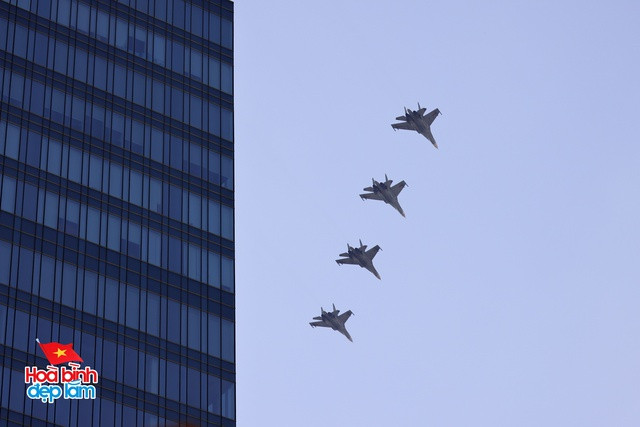 Cận cảnh loạt trực thăng kéo cờ bay qua vùng trời Dinh Độc Lập, tiêm kích Su-30KM2 thả bẫy nhiệt cực mãn nhãn- Ảnh 8.